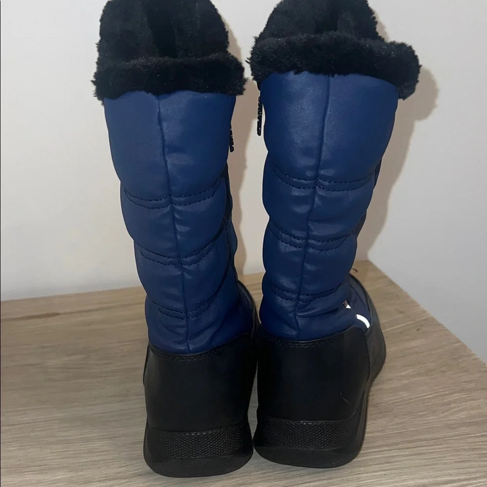 7M ladies Sporto Blue and Black Winter Boots. Zipper. Rubber soles. Fleece lined